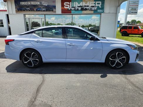 Used 2024 Nissan Altima 2.5 SR FWD image 2
