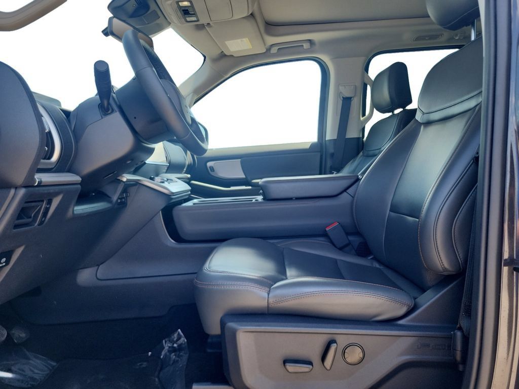 Used 2025 Ford Expedition Active RWD image 11