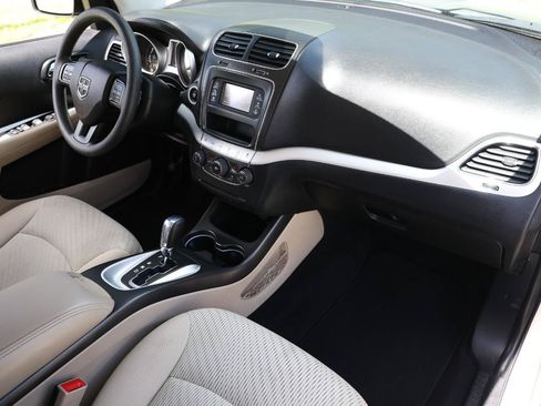 Used 2017 Dodge Journey SXT w/ Comfort/Convenience Group FWD image 18