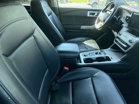 Used 2022 Ford Explorer XLT w/ Equipment Group 202A image 6