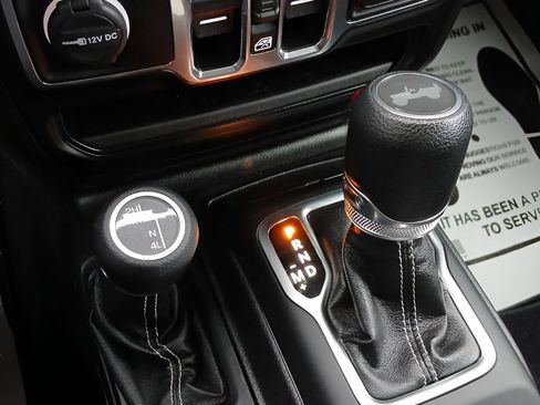 Used 2020 Jeep Wrangler Unlimited Sahara w/ Uconnect 4C Nav & Sound Group AWD/4WD image 19