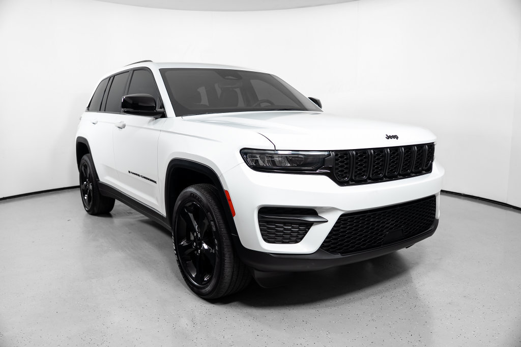 Used 2023 Jeep Grand Cherokee Altitude AWD/4WD image 2