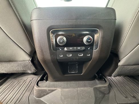 Used 2023 GMC Yukon XL SLT w/ SLT Luxury Package image 16
