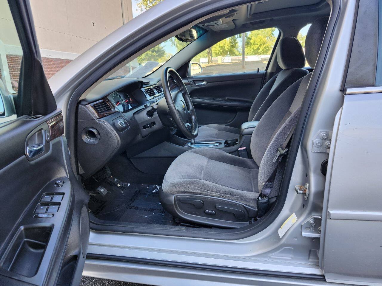 Used 2014 Chevrolet Impala LT w/ LT Sunroof Package FWD image 4