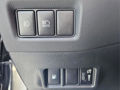 Used 2019 Toyota C-HR XLE FWD image 13