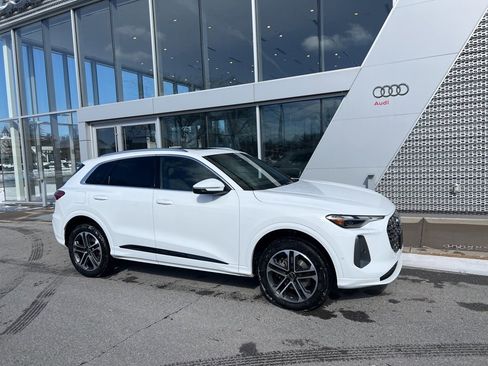 Used 2025 Audi Q5 Premium w/ Convenience Package image 11