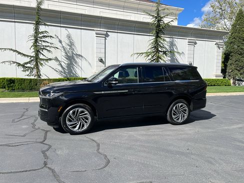 Used 2025 Lincoln Navigator Reserve AWD/4WD image 2
