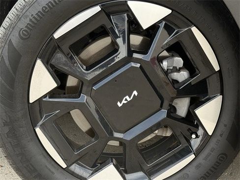 Used 2025 Kia Carnival EX image 10