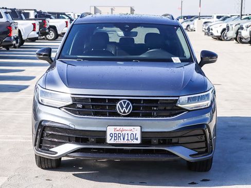 Used 2022 Volkswagen Tiguan SE R-Line image 2
