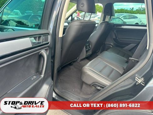 Used 2016 Volkswagen Touareg Sport image 12