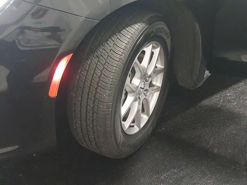 Used 2025 Chrysler Pacifica Select image 34