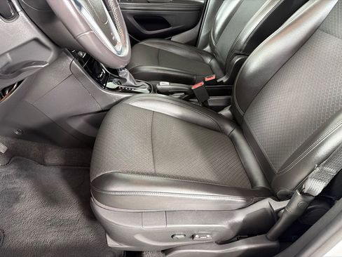Used 2021 Buick Encore Preferred AWD/4WD image 12