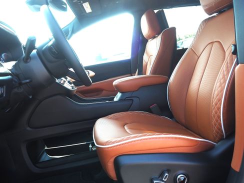 New 2026 Chrysler Pacifica Pinnacle image 13