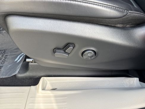 Used 2023 Chrysler Pacifica Touring-L image 4