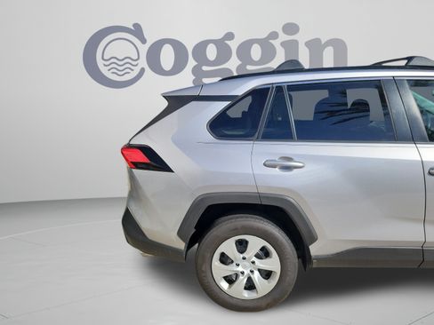 Used 2021 Toyota RAV4 LE FWD image 32