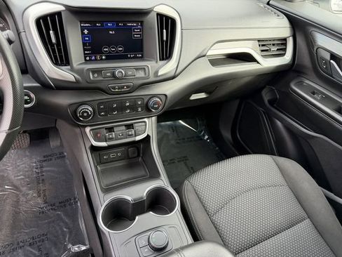 Used 2024 GMC Terrain SLE image 17