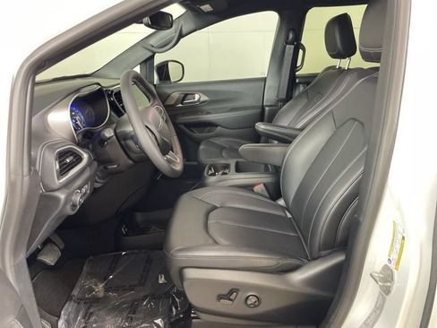 New 2025 Chrysler Pacifica Select image 16
