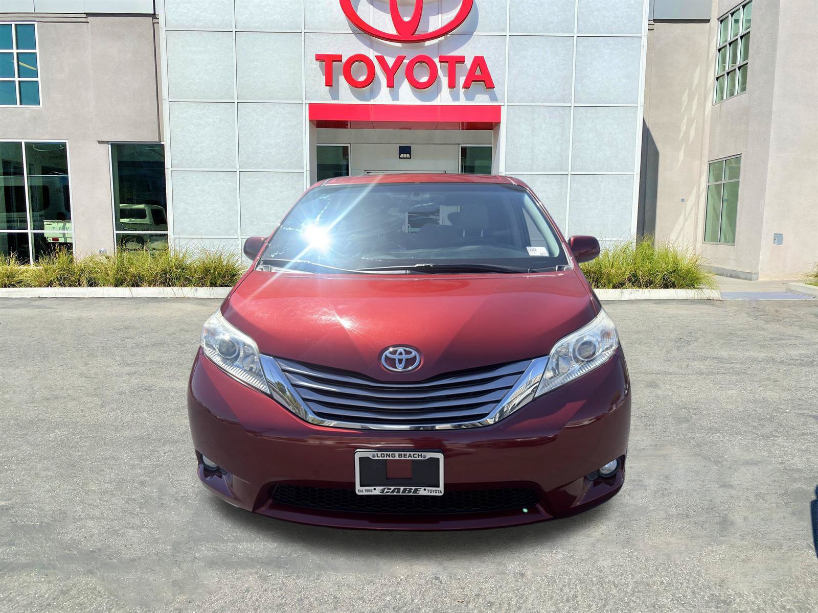 Used 2017 Toyota Sienna XLE Premium FWD image 3