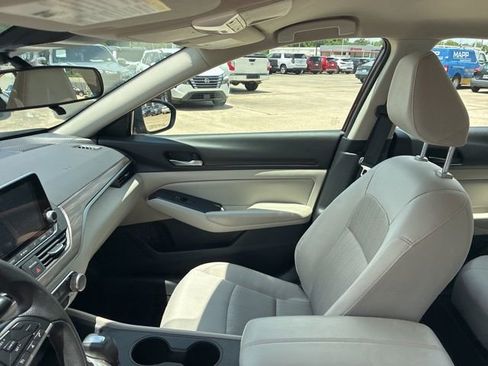 Used 2025 Nissan Altima 2.5 SV FWD image 16