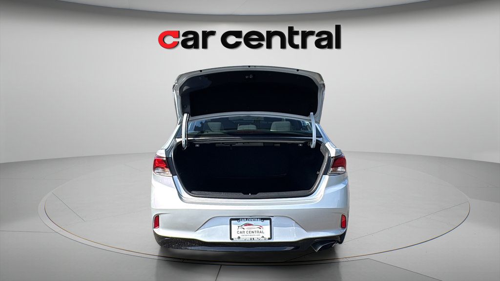 Used 2018 Hyundai Sonata SE w/ Cargo Package FWD image 9