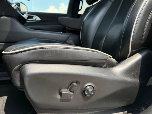 Used 2025 Chrysler Pacifica Limited FWD image 10
