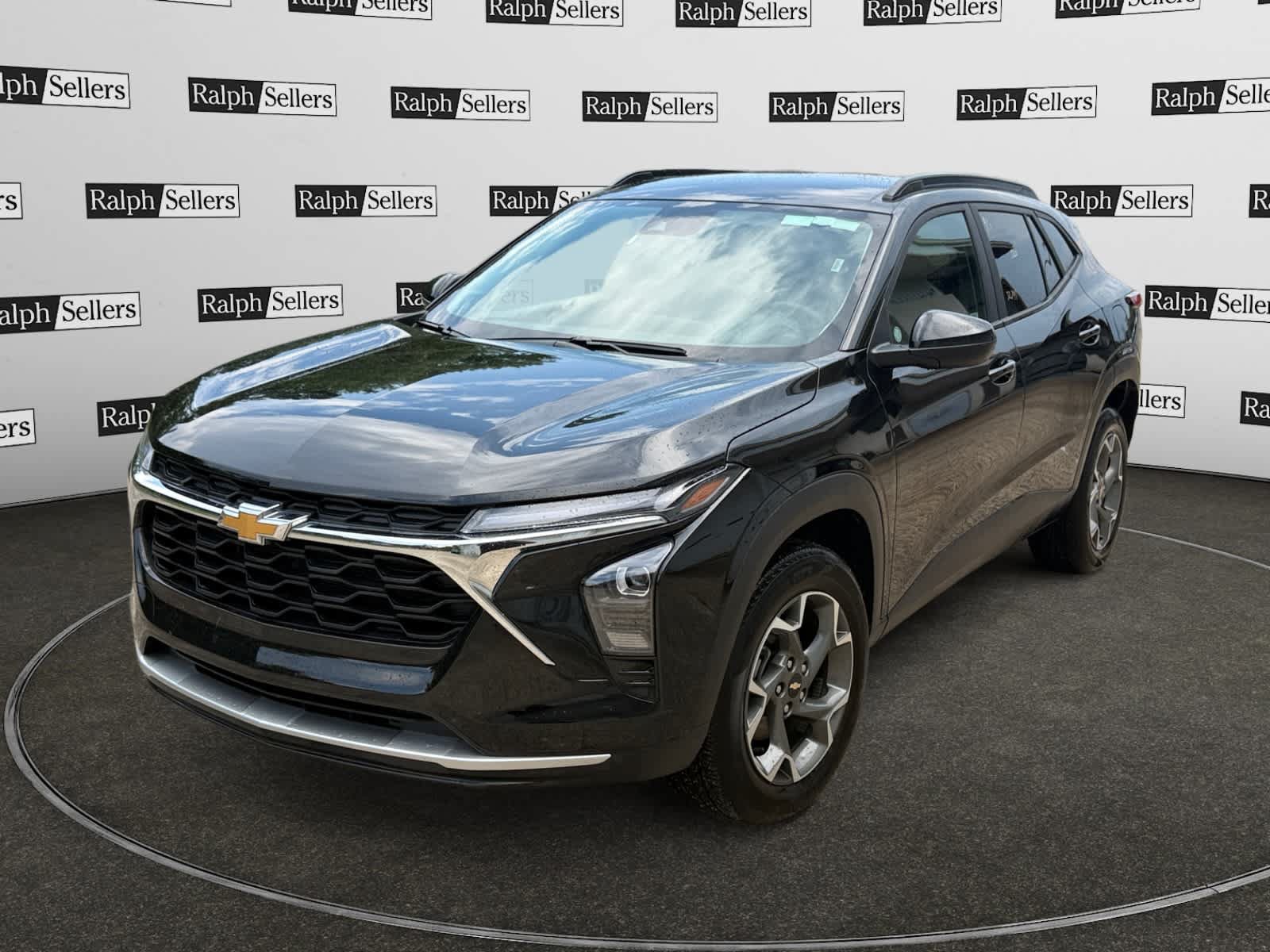 Used 2025 Chevrolet Trax LT w/ LT Convenience Package FWD image 2