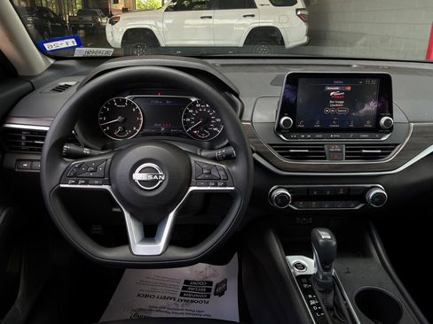 Used 2025 Nissan Altima 2.5 SV FWD image 14