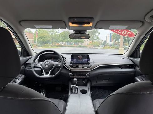 Used 2025 Nissan Altima 2.5 SV FWD image 33