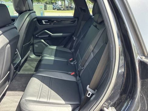 Used 2021 Porsche Cayenne w/ Premium Package AWD/4WD image 15