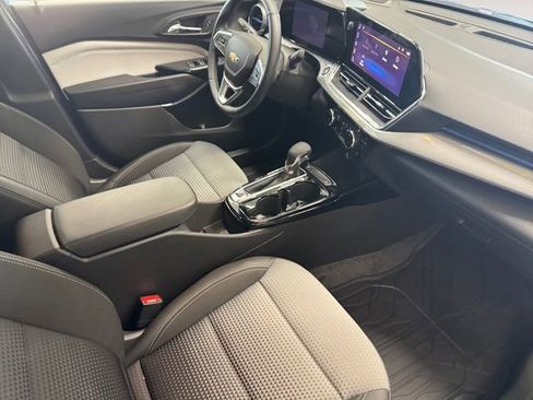 Used 2025 Chevrolet Trax LT w/ LT Convenience Package FWD image 4