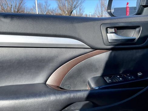 Used 2019 Toyota Highlander XLE image 21