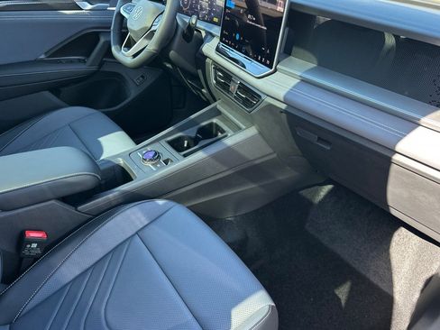 New 2026 Volkswagen Tiguan SE R-Line FWD image 16