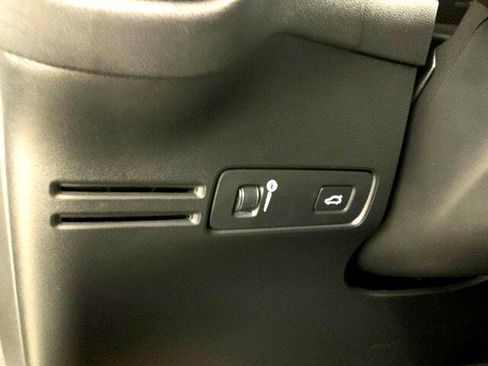 Used 2020 Volvo XC40 T5 R-Design image 25