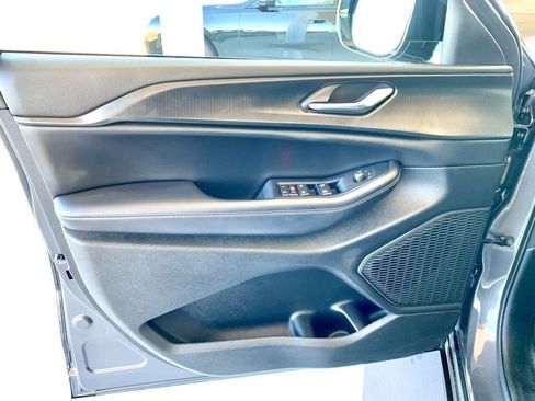 Used 2023 Jeep Grand Cherokee Altitude image 12