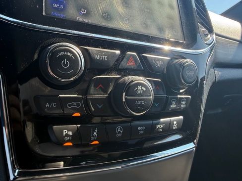 Used 2020 Jeep Grand Cherokee Laredo AWD/4WD image 15