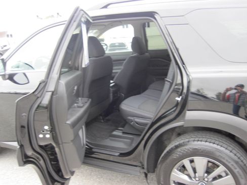 Used 2025 Nissan Pathfinder SV AWD/4WD image 10