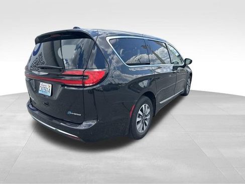 Used 2023 Chrysler Pacifica Limited FWD image 6