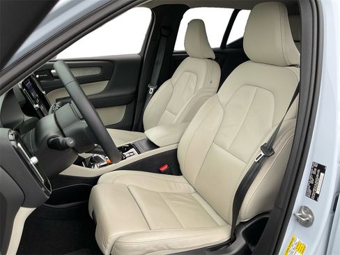 Used 2024 Volvo XC40 B5 Plus w/ Protection Package Premier image 27