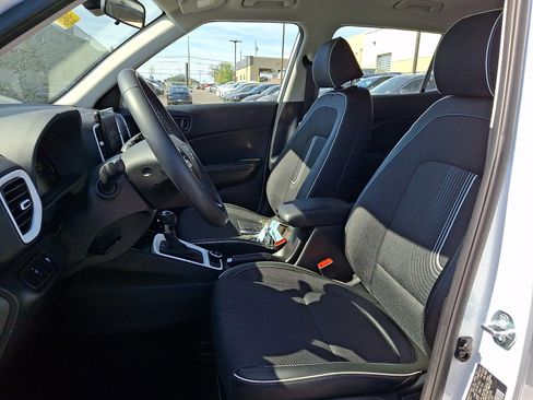 Certified 2025 Hyundai Venue Limited FWD image 13