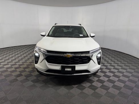 Used 2025 Chevrolet Trax LT FWD image 11