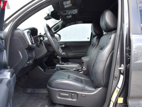 Used 2020 Toyota Tacoma TRD Off-Road w/ TRD Premium Off Road Package AWD/4WD image 10