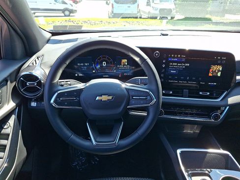 Used 2026 Chevrolet Equinox LT FWD image 12