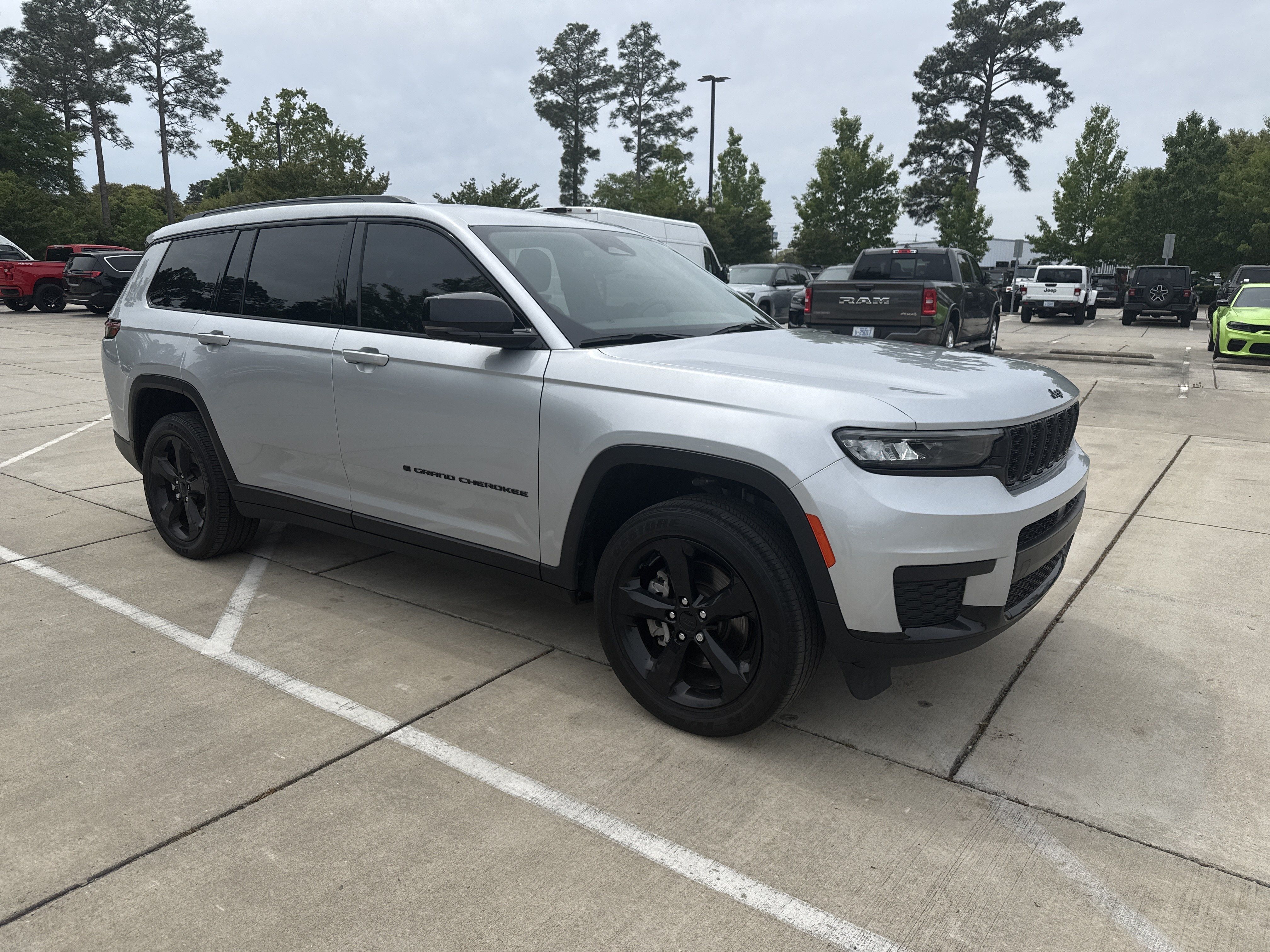 Used 2024 Jeep Grand Cherokee L Laredo AWD/4WD image 2