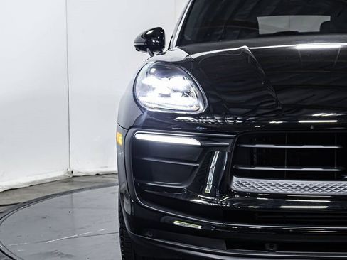 Certified 2025 Porsche Macan image 12
