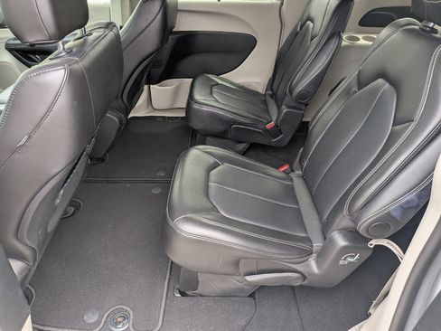 Used 2024 Chrysler Pacifica Touring-L FWD image 23