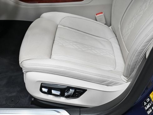 Used 2022 BMW ALPINA B7 xDrive w/ Luxury Rear Seating Package image 27