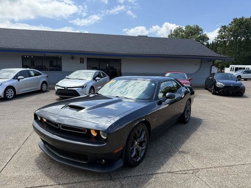 Used 2019 Dodge Challenger R/T RWD image 3