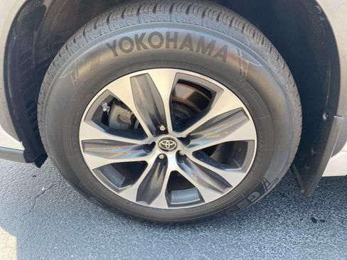 Used 2022 Toyota Highlander XLE AWD/4WD image 31