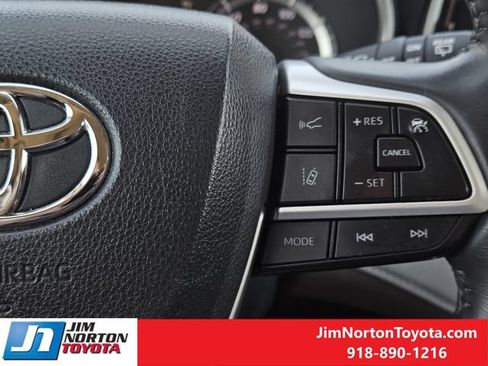 Used 2023 Toyota Highlander XLE FWD image 30