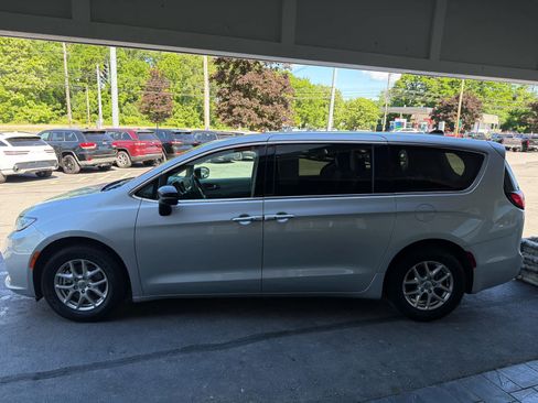Used 2024 Chrysler Pacifica Touring-L FWD image 4